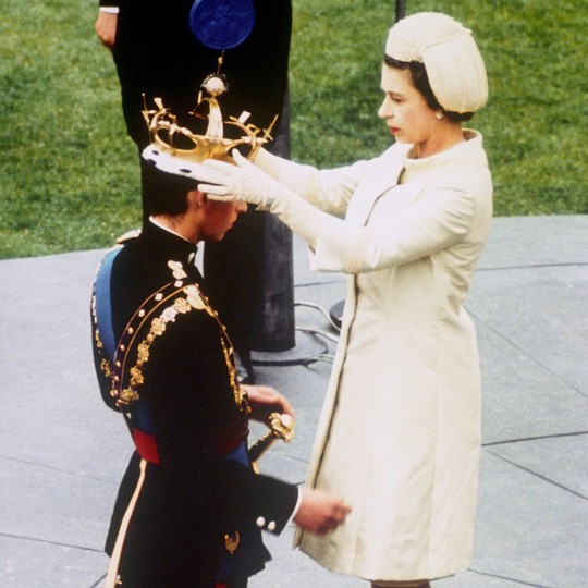 
Nữ hoàng Elizabeth II sắc phong danh hiệu Thân vương xứ Wales cho hoàng tử Charles năm 1969. Mặc dù thái tử đã có danh hiệu này kể từ năm lên 9 tuổi nhưng nữ hoàng muốn buổi lễ được tổ chức chỉ khi nào thái tử hiểu được tầm quan trọng của nó. Ảnh: AP

 
