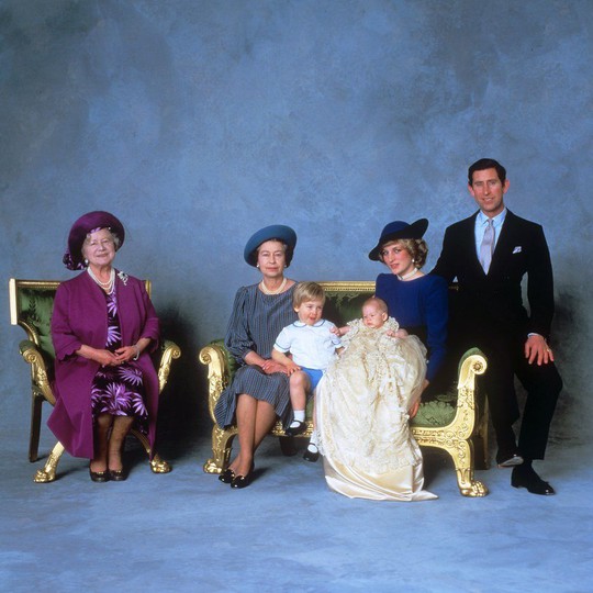 
Một bức ảnh chụp gia đình hoàng gia sau lễ rửa tội của hoàng tử Harry (con trai thứ hai của Thái tử Charles) năm 1984. Từ trái sang: Mẹ nữ hoàng, Nữ hoàng Elizabeth II, Hoàng tử William (con đầu của Thái tử Charles), Hoàng tử Harry, Công nương Diana và Thái tử Charles. Ảnh: AP

 
