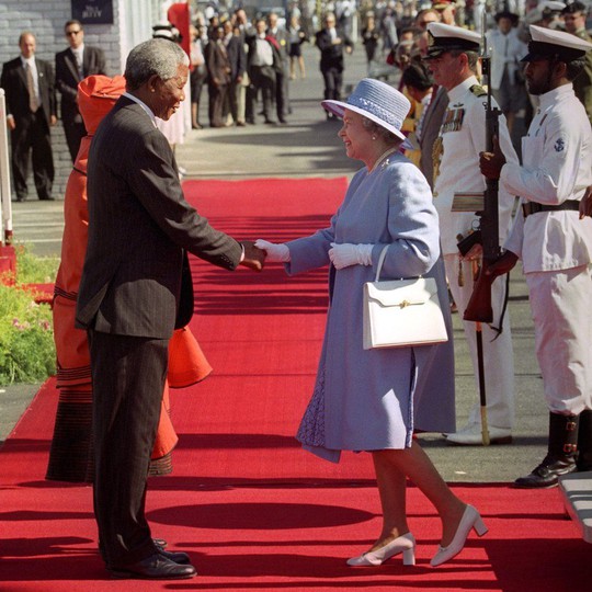 
Nữ hoàng bắt tay Tổng thống Nelson Mandela trong chuyến thăm chính thức Nam Phi năm 1995. Ảnh: AP

 
