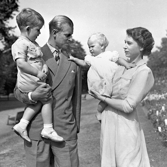 
Năm 1950, em gái thái tử Charles - công chúa Anna - ra đời. Vợ chồng công chúa Elizabeth sống cùng con cái ở Clarence House. Lúc này vua George VI đang chiến đấu với bệnh ung thư phổi. Ảnh: AP
