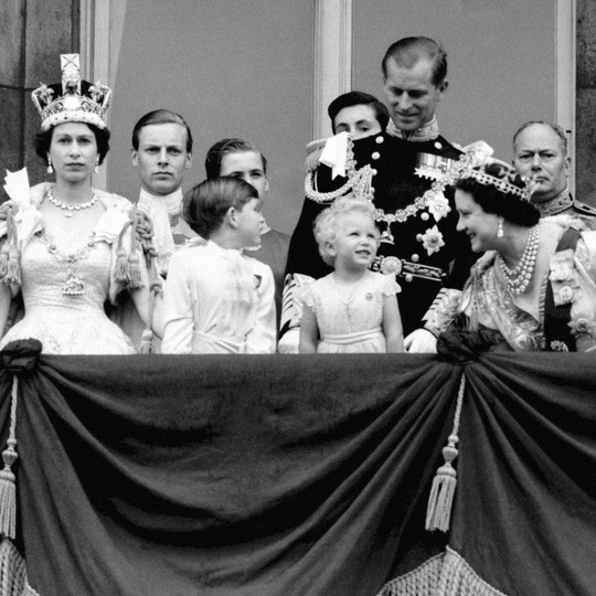 
Lễ đăng quang tổ chức vào tháng 6-1953, được truyền hình trực tiếp trên khắp nước Anh khi hàng triệu người nghe Nữ hoàng Elizabeth II đọc lời thề. Ảnh: AP

 
