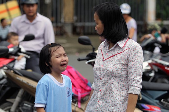 
Một bé gái bật khóc khi theo mẹ đến trường
