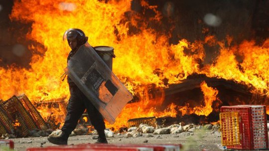 Người biểu tình đốt xe chở gà. Ảnh: Reuters