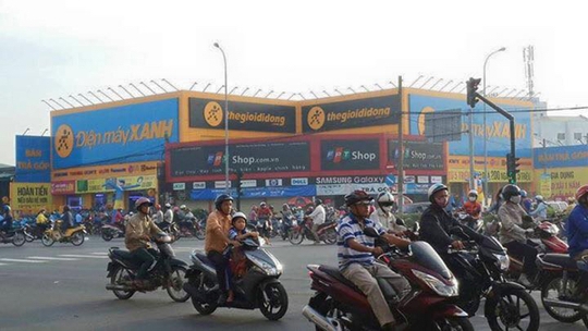 
Hệ thống Thế Giới Di Động, Điện máy Xanh bao vây FPT Shop trên đường Phan Văn Hớn (Q.12, TP HCM) - Ảnh: Internet
