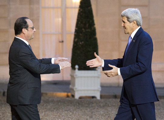 
Ông Kerry thể hiện sự ủng hộ với vị lãnh đạo Pháp sau vụ khủng bố ở Paris. Ảnh: AP

 
