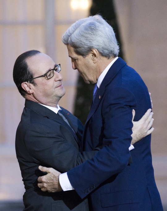 
Tổng thống Pháp François Hollande và Ngoại trưởng Mỹ John Kerry ôm nhau thắm thiết. Ảnh: AP

 
