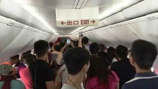 
Hành khách quay cảnh loạn đả trên máy bay của hãng Hainan Airlines. Ảnh: Sina
