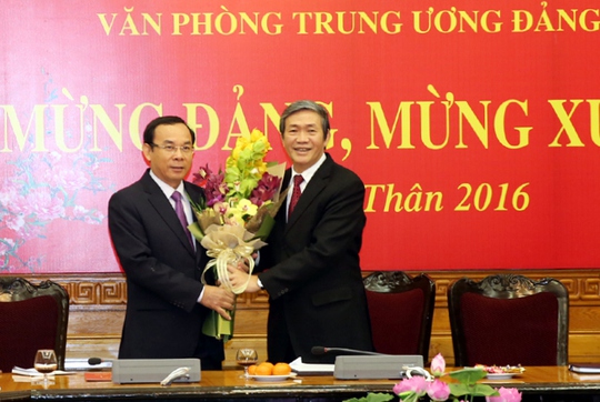 
Thường trực Ban Bí thư Đinh Thế Huynh tặng hoa chúc mừng ông Nguyễn Văn Nên đảm nhiệm chức vụ Chánh Văn phòng Trung ương Đảng
