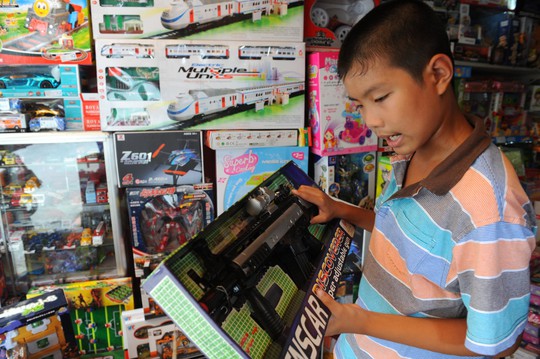 
Mặt hàng đồ chơi trẻ em của Trung Quốc chiếm lĩnh thị trường Việt Nam. Trong ảnh: đồ chơi trẻ em bằng vật liệu nhựa xuất xứ Trung Quốc bày bán tại một cửa hàng đồ chơi trên đường Huỳnh Văn Bánh, Q.Phú Nhuận, TP HCM - Ảnh: Tự Trung
