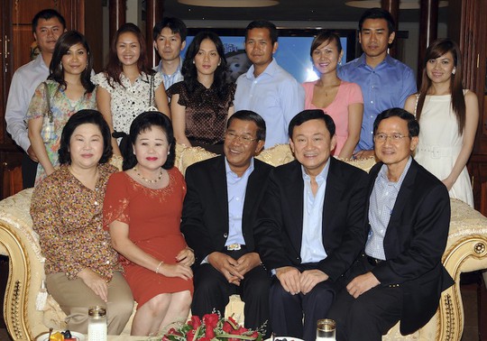 
Gia đình Thủ tướng Hun Sen chụp hình cùng hai cựu thủ tướng Thái Lan Thaksin Sinawatra và Somchai Wongsawat (bìa phải, ngồi) vào tháng 11-2009 tại nhà riêng ở thủ đô Phnom Penh. Hàng sau, từ trái sang phải: Hun Manith (con trai) và vợ Dy Chendavy; con gái Hun Maly cùng chồng Sok Puthyvuth; con dâu Pich Chanmony và chồng Hun Manet; con gái đầu Hun Mana cùng chồng Dy Vichea; Chay Lin - con dâu của ông Hun Sen. Ngồi cạnh ông Hun Sen là phu nhân Bun Rany. Ảnh: Reuters
