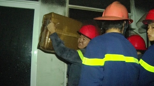 
Cảnh sát chữa cháy di chuyển vật dung ra khỏi tòa nhà Ảnh: Cảnh sát PCCC Đà Nẵng
