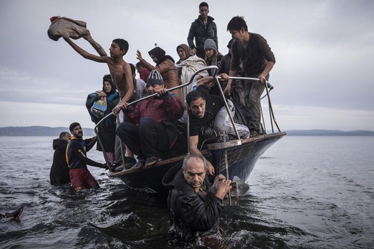 
Người tị nạn đến bằng thuyền gần làng Skala ở Lesbos - Hy Lạp ngày 16-11-2015. Ảnh: WPP
