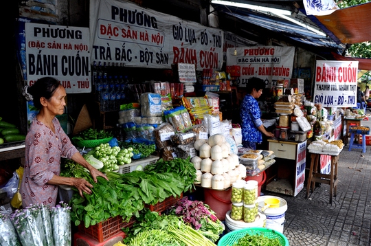 Có mặt tại Sài Gòn hơn 20 năm, các cửa hàng ở cuối đường Chu Mạnh Trinh (quận 1), hay Trần Quốc Toản, Võ Thị Sáu, Nguyễn Thông (quận 3) gần như cung cấp toàn bộ các loại đặc sản miền Bắc.
