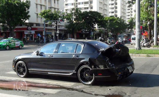 
Chiếc Bentley bị xe container tông nát phần đuôi
