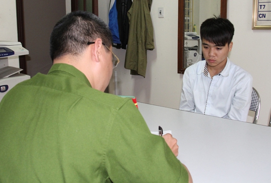 
Hà Văn Trưởng ra đầu thú tại cơ quan Cảnh sát điều tra Công an tỉnh.
