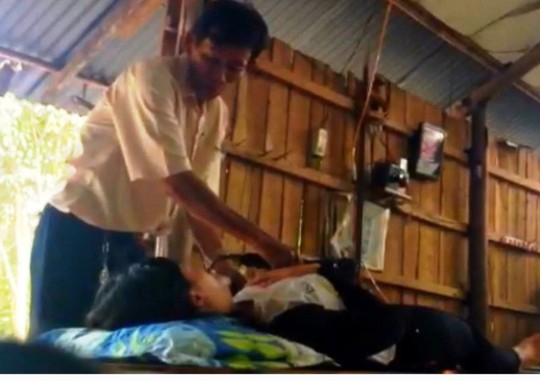 
“Thầy” Bảy Lãm massage trị bệnh (ảnh cắt ra từ clip).
