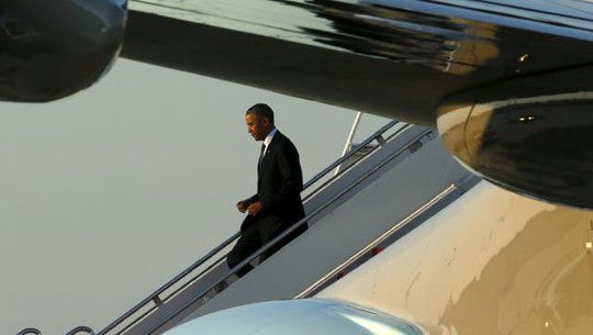 
Tổng thống Mỹ Barack Obama trở về nhà trên chiếc Không Lực Một sau chuyến thăm 3 nước Ả Rập Saudi, Anh và Đức vừa kết thúc hôm 26-4. Ảnh: Reuters
