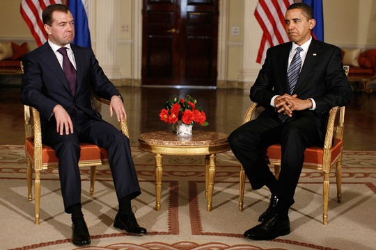 
Cuộc gặp gỡ giữa Tổng thống Obama và ông Dmitry Medvedev (lúc bấy giờ là Tổng thống Nga) trong Hội nghị Thượng đỉnh G20 năm 2009 tại Anh, cũng không kém phần lạ lùng. Ảnh: Reuters
