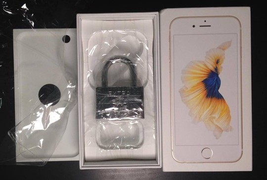 
Cận cảnh chiếc ổ khóa bên trong hộp đựng iPhone 6s. Ảnh: Phone Arena
