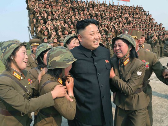 
Nhà lãnh đạo Triều Tiên Kim Jong-un trong một cuộc gặp với các nữ quân nhân. Ảnh: REUTERS
