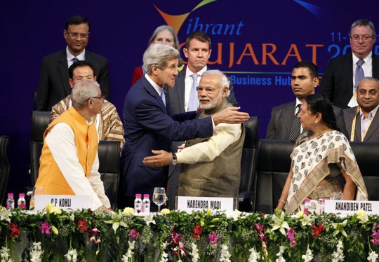 
Thủ tướng Ấn Độ Narendra Modi và Ngoại trưởng Mỹ John Kerry - hai chính trị gia có trái tim nồng ấm, gặp nhau. Ảnh: Reuters
