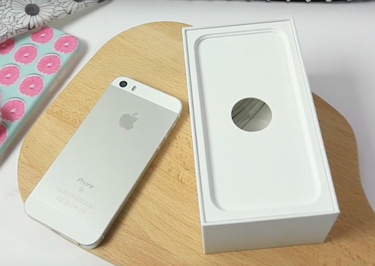 Một chiếc iPhone SE màu bạc bản demo với ngoại hình mới 100%. Ảnh: Schanel.