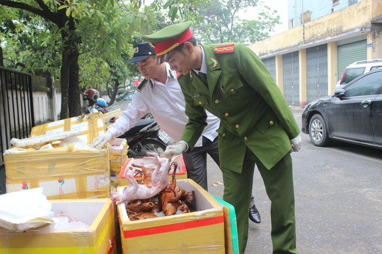 
Cơ quan chức năng phát hiện và thu giữ lô hàng thịt thối vận chuyển trái phép.
