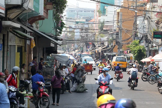 
Đường Cô Giang - lòng đường là nơi buôn bán chứ đâu!
