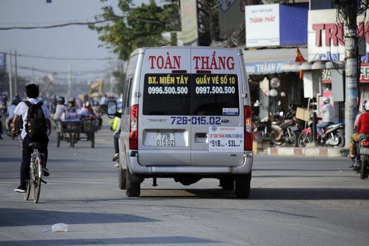 
Xe Toàn Thắng đưa đón khách trên đường Lương Định Của (quận 2) - nơi dân cư đông đúc.
