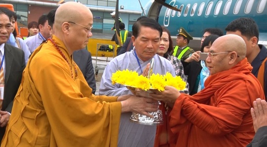 
Trước đó, Giáo hội Phật giáo Myanmar đã trao tặng chùa Hoằng Phúc một viên ngọc xá lợi
