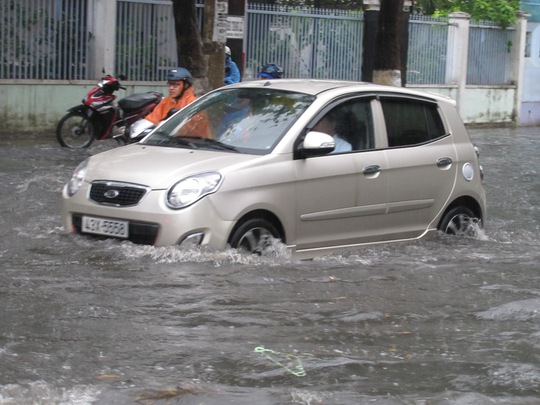 
Nước ngập trên nửa bánh xe
