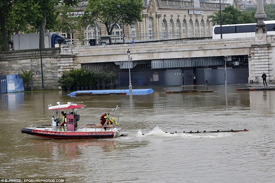 Nước sông Seine ở thủ đô Paris dâng cao đến mức báo động. Ảnh: E-PRESS