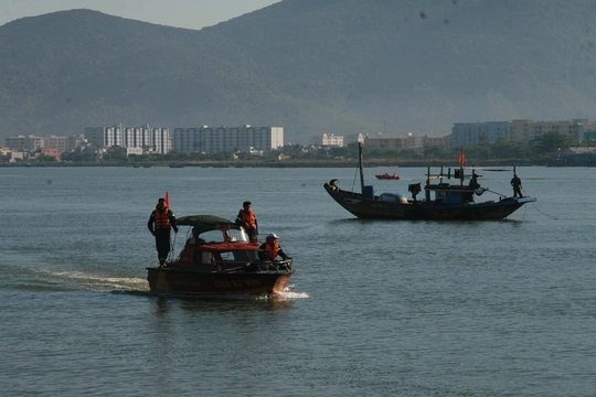 
Rất đông tàu cá được huy động đến tìm kiếm trên sông Hàn
