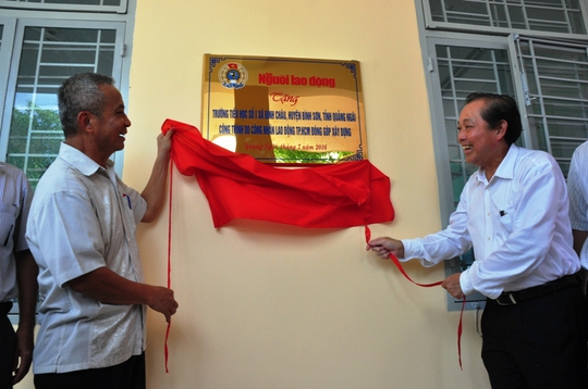 Phó Thủ tướng Trương Hòa Bình cùng ông Đặng Ngọc Tùng, nguyên Chủ tịch Tổng LĐLĐ Việt Nam kéo khăn phủ bảng vàng đơn vị tài trợ.