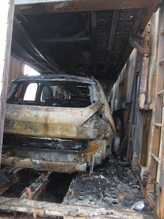 3 xe ô tô con trên chiếc xe đầu kéo đã bị ngọn lửa thiêu rụi.