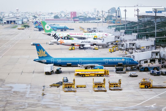 Cảng Hàng không quốc tế Tân Sơn Nhất đang quá tải sân đỗ tàu bay Ảnh: LINH ANH
