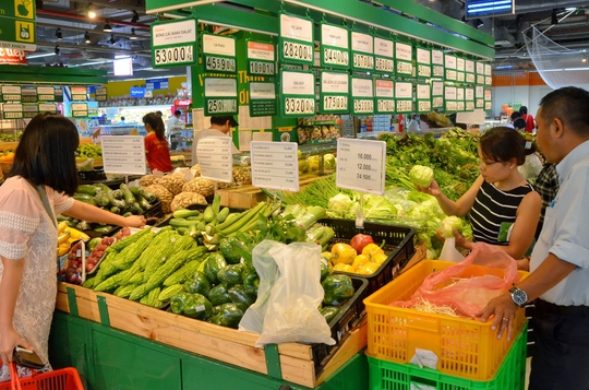 Khách hàng mua rau sạch tại Vinmart Đồng Khởi (TP HCM) Ảnh: Tấn Thạnh