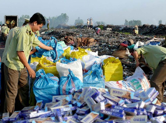 Các lực lượng chức năng tỉnh An Giang tiến hành tiêu hủy thuốc lá lậu Ảnh: THỐT NỐT