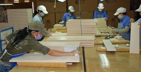
Nhiều doanh nghiệp làm đồ gỗ xuất khẩu bị nợ dây dưa khi làm ăn với Công ty Global Home Ảnh: TẤN THẠNH
