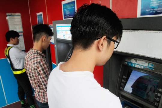 Thẻ ATM chủ yếu được dùng để rút tiền mặt Ảnh: Hoàng Triều