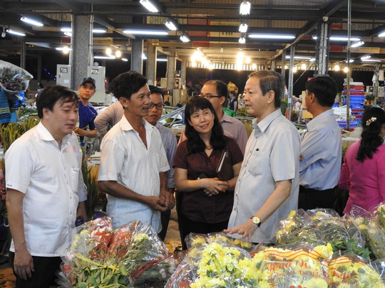 Phó Chủ tịch UBND TP HCM Lê Văn Khoa kiểm tra nguồn cung hàng Tết tại chợ đầu mối Bình Điền rạng sáng 4-2