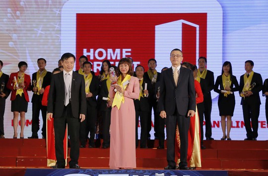 Bà Vương Thủy Tiên, thành viên HĐTV, thay mặt Công ty Home Credit nhận giải thưởng Rồng Vàng 2015