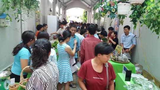 Chợ Xanh - Tử tế thu hút đông đảo người tiêu dùng TP HCM Ảnh: TRẦN QUỲNH