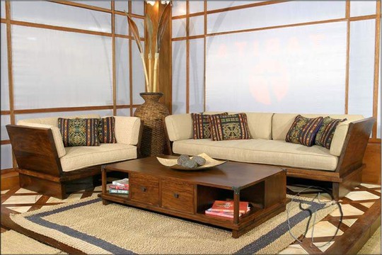 
Ghế sofa với thiết kế dạng hình chữ V - mở về hai bên, bàn trà kết hợp không gian lưu trữ. Nệm sofa màu sữa kết hợp gối tựa lưng họa tiết thổ cẩm khiến không gian phòng khách có nét mộc mạc rất riêng.
