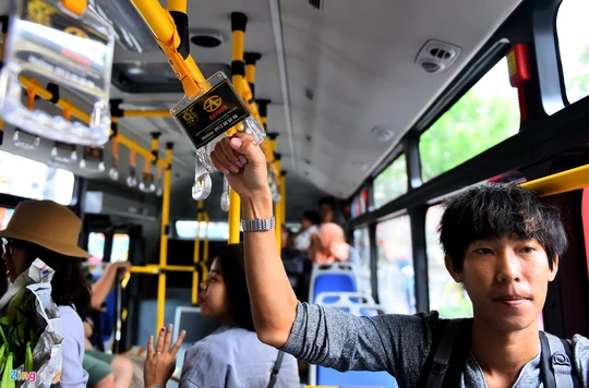 
&nbsp;Tay cầm cho hành khách đứng có khoảng cách khá rộng, tiện lợi khi đứng.
