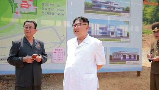 
Ông Kim Jong-un thăm 1 nhà máy hôm 30-5. Ảnh: REUTERS
