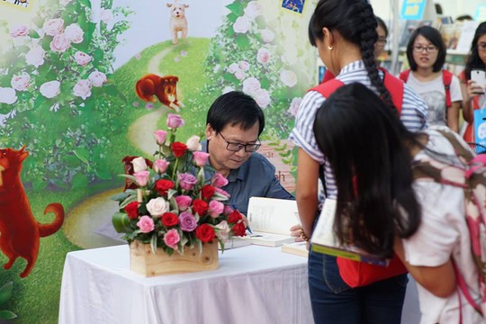 Độc giả xếp hàng dài xin chữ ký Nguyễn Nhật Ánh
