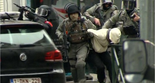 Salah Abdeslam bị cảnh sát Bỉ bắt giữ trong cuộc đột kích mới đây. Ảnh: AP