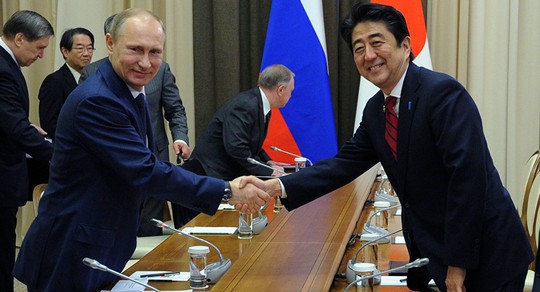 
Tổng thống Nga Vladimir Putin (trái) sẽ gặp Thủ tướng Shinzo Abe (phải) vào ngày 6-5. Ảnh: AP
