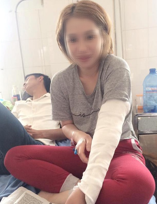 
Chị Trang bị đứt 4 gân tay trong lúc giằng co với tên cướp. Ảnh B.N
